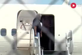 回顾16年骑士1-3逆转夺冠后回到克利夫兰, 当地球迷热烈迎接视频封面