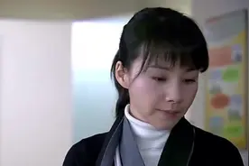 盲女孩摸着昏迷不醒爸爸，问着妈妈关于爸爸的病情，真贴心视频封面