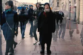 从流浪汉变身权威导游：被房产商欺骗后的华丽转身！视频封面