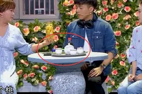 张小斐冠军夜作品出现失误失措，贾玲无愧老牌喜剧人完美化解图片
