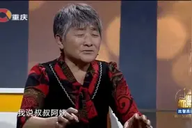 儿子事故病危，母亲下跪病床前一口咬住儿子嘴唇，呼喊其快醒来视频封面