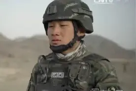 中国最尖锐特种部队在罗布泊沙漠训练，徒手爬上几十米高的深谷！