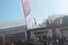 惊魂！法女子高空秋千上安全带脱落险“以头撞地”视频封面