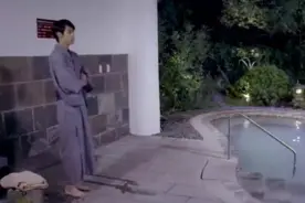 美女泡温泉却误入男浴场，小伙一脚踏入，瞄了几眼瞬间尴尬了视频封面