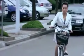 美女穿短裙骑自行车，一路上不停的弄着裙摆，路人们都被小坏了！视频封面