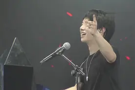 华晨宇现场编歌，粉丝集体唱反调，花花全程姨母笑！视频封面