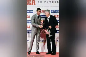 C罗参加颁奖仪式图片