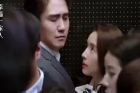 挤电梯的尴尬，总裁和员工被硬生生挤在一起，女员工瞬间脸红心跳视频封面