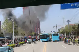 宿州十一中学校对面一大棚宿舍着火，消防官兵紧急出动救援图片