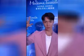 张艺兴今日在香港揭幕蜡像，蜡像比本人都帅！视频封面