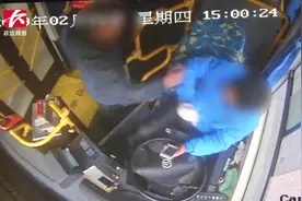 过站下车遭拒，乘客2次拉拽公交司机致车辆失控险撞上绿化带视频封面