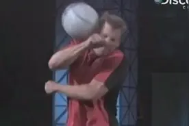 看看普通人被职业足球运动员爆射的结果：感觉耳朵掉了！