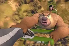 熊出没之探险日记熊二力气真大，直接把熊大甩进飞机里，太惊险了视频封面