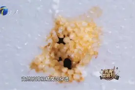 可怕！三分钱竟能兑出一锅火锅，记者用化学辣椒精做实验触目惊心视频封面