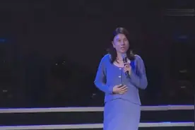 格力老总董明珠台上炮轰美的空调：你们谁敢说一晚一度电！