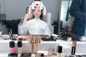 别动，我要开始勾引你了！#咬嘴唇 #冯提莫视频封面
