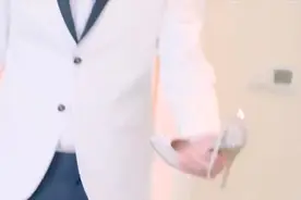 总裁捡她的高跟鞋，还亲自为她穿上，终于被感动了视频封面