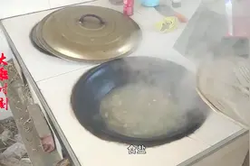 家里来客人，姐姐下厨烧菜只放盐不放任何调料？知其原因后暖心了视频封面