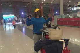 吴昕头戴小黄帽现身机场 少女感爆棚视频封面