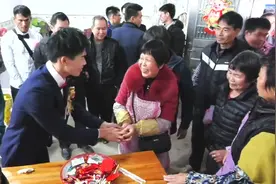 广西桂林姑娘出嫁，要出门了，为何人们给新郎红包，不是给新娘吗