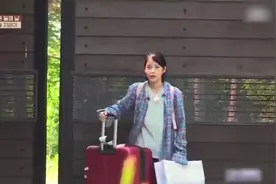 不愧是国民女神！一听IU来了，男客人们不穿拖鞋就跑出来了！视频封面