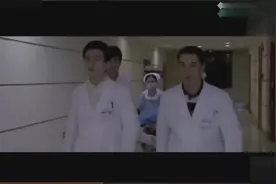 张嘉译驼背走路原来是因为这....