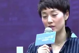 马伊琍鞋子太吸睛，高12厘米还拼接透明塑料，脚指头都挤变色了视频封面