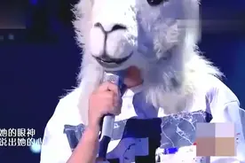 他的声音极具穿透性，一首《她不爱我》惊艳全场！