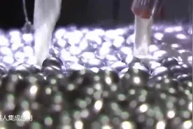 滚珠轴承中的滚珠是这样制造出来的：见证钢珠生产过程！视频封面