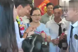 农村婚礼现场，新娘的婚纱真漂亮，穿在身上太完美了！