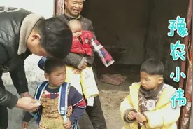 小伟给要饭大叔的两个儿子送书包，小朋友看到后抢着背上试试视频封面