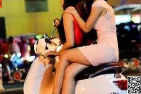 为什么女生“坐摩托”一般侧着坐？司机给出的答案让人哭笑不得！视频封面