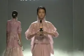 中国风丝绸女装主题走秀，模特举着煤油灯，唯美飘逸惊艳全场！视频封面