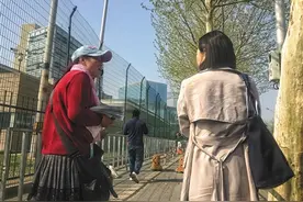 使馆外有人私设“存包处”月入六七千图片