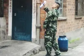 大雨过后 邵阳市民家门口被近千只蜜蜂“堵住”图片