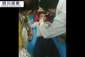 男童边走边吃串 竹签扎入眼图片