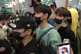 SM男团威神V长沙飞仁川抵韩 粉丝接机机场秩序乱