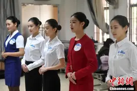 厦航校招“空姐”“空少” 帅哥靓女扎堆面试图片