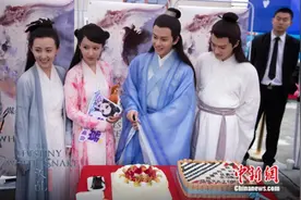 《天乩之白蛇传说》探班 杨紫为任嘉伦庆生(图)图片
