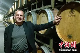 法国葡萄酒大师罗德里克品鉴张裕葡萄酒图片