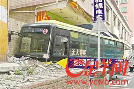 东莞一公交车刹车失灵 司机撞墙避险情图片