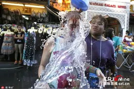 泰国庆祝泼水节 外国游客湿身畅玩(高清组图)图片
