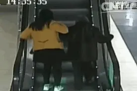 老人乘电梯摔倒 安保人员挺身“当肉垫”及时救下图片