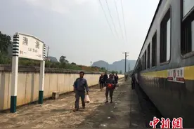 通讯：高铁时代运载公益的“慢火车”图片