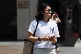 重庆气温升至32℃ 美女穿夏装出行图片