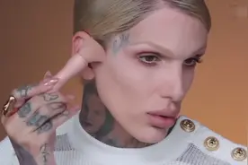 国外美妆博主JeffreeStar，评测KKW高光修容盘，这次J姐很高冷