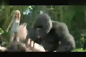 野人和大猩猩争美女，两者大打出手，结局却让人傻眼！