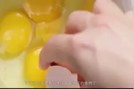 你知道可乐的危害吗，把鸡蛋放进可乐里一年，结果没了视频封面
