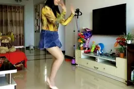 胖胖辣妈在家跳广场舞，舞步轻盈，舞姿优雅！视频封面