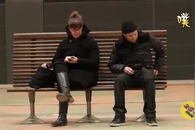 老外恶作剧: 街头放屁声音响亮还带冒烟, 转头问路人: 你放的?视频封面